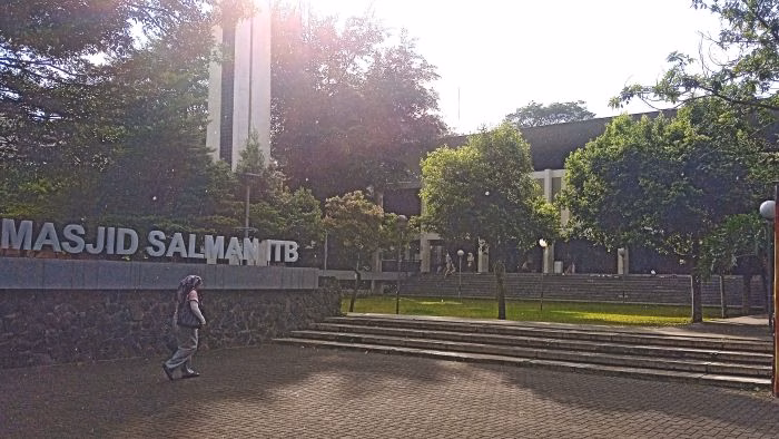 Masjid Salman ITB, Bandung, terkendala perizinan saat hendak memakai energi terbarukan tenaga surya. (Foto: Iman H)