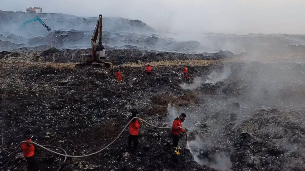 Kebakaran TPA Jatiwaringin bukanlah sekadar tragedi, ini bukti nyata kegagalan sistemik tata kelola sampah yang terus menumpuk.