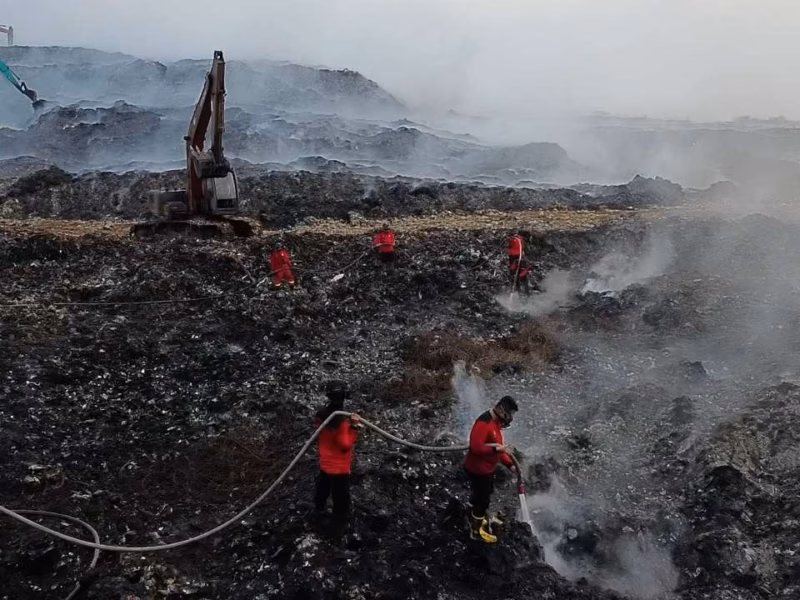 Kebakaran TPA Jatiwaringin bukanlah sekadar tragedi, ini bukti nyata kegagalan sistemik tata kelola sampah yang terus menumpuk.