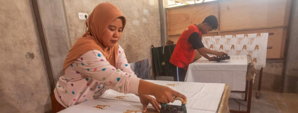 Di tepi Hutan Ranjuri, Sigi, Sulawesi Tengah batik bukan sekadar sandang, melainkan manifesto perlindungan ekosistem berbasis adat.