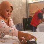 Di tepi Hutan Ranjuri, Sigi, Sulawesi Tengah batik bukan sekadar sandang, melainkan manifesto perlindungan ekosistem berbasis adat.