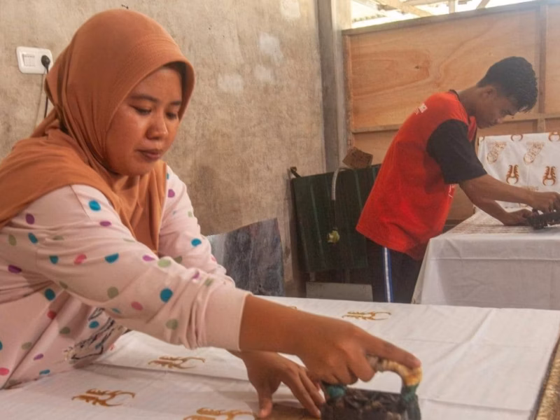 Di tepi Hutan Ranjuri, Sigi, Sulawesi Tengah batik bukan sekadar sandang, melainkan manifesto perlindungan ekosistem berbasis adat.