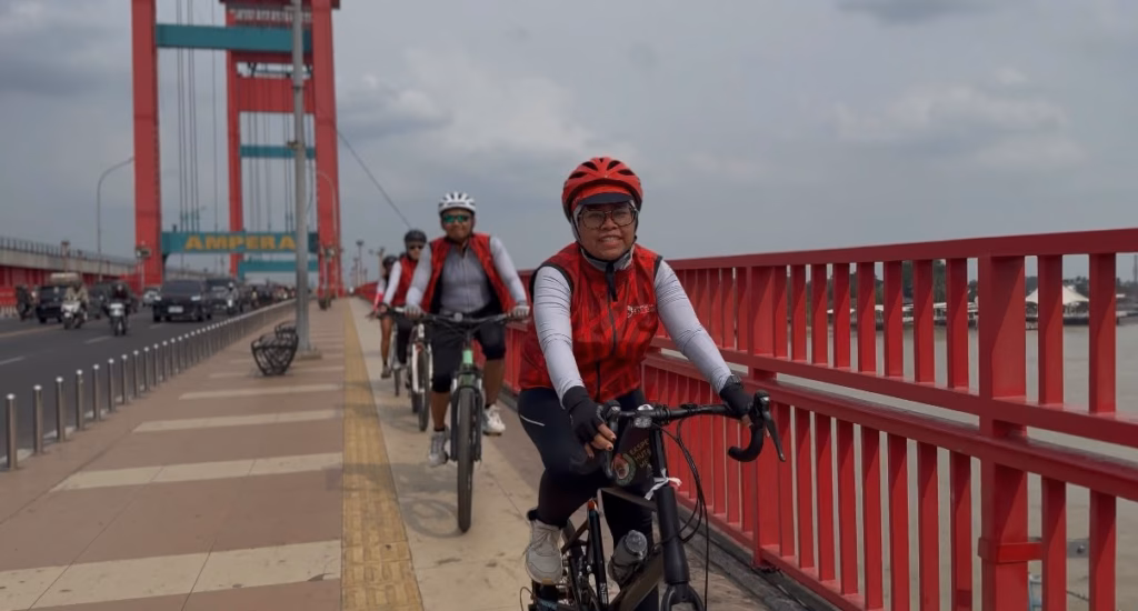 Pesepeda dari Komunitas Chemonk yang sedang kampanye penyelamatan hutan dan Orangutan Tapanuli, Bersama Satya Bumi dan KJI, saat tiba di Palembang, Sumatera Selatan. Mereka akan gowes 1.700 kilometer dari Jakarta ke Batangtoru, Sumut.