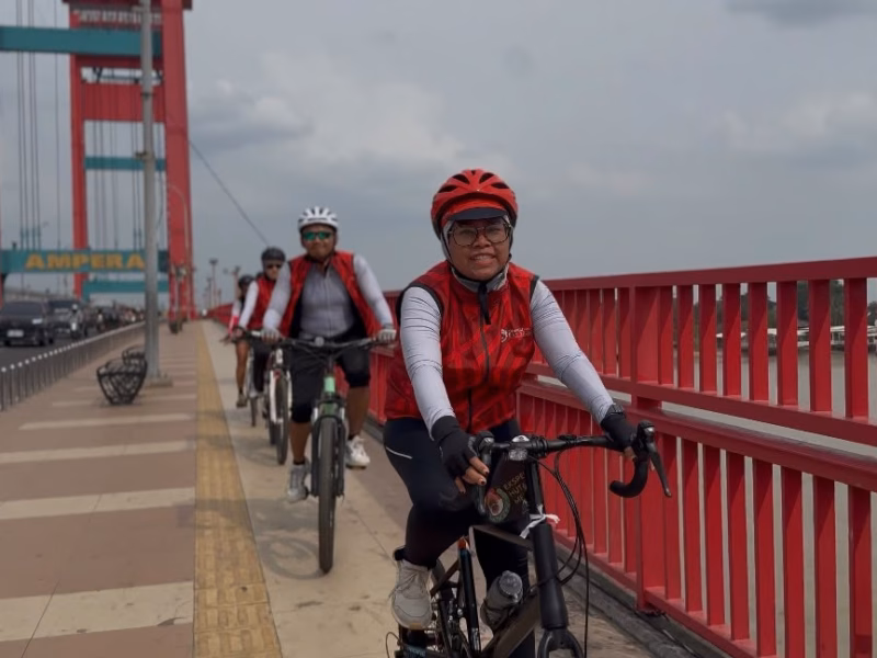 Pesepeda dari Komunitas Chemonk yang sedang kampanye penyelamatan hutan dan Orangutan Tapanuli, Bersama Satya Bumi dan KJI, saat tiba di Palembang, Sumatera Selatan. Mereka akan gowes 1.700 kilometer dari Jakarta ke Batangtoru, Sumut.