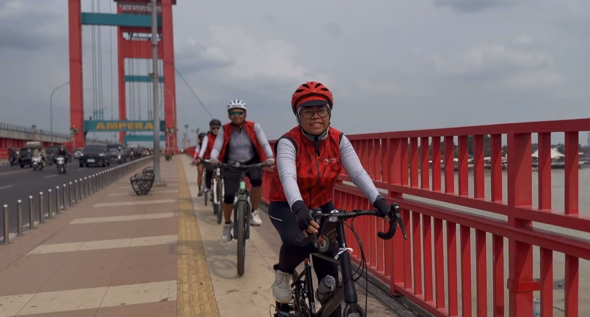 Pesepeda dari Komunitas Chemonk yang sedang kampanye penyelamatan hutan dan Orangutan Tapanuli, Bersama Satya Bumi dan KJI, saat tiba di Palembang, Sumatera Selatan. Mereka akan gowes 1.700 kilometer dari Jakarta ke Batangtoru, Sumut.