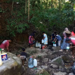 Kemarau panjang membuat warga Pulau Tidore yang hidup di dataran tinggi kesulitan mendapatkan air.