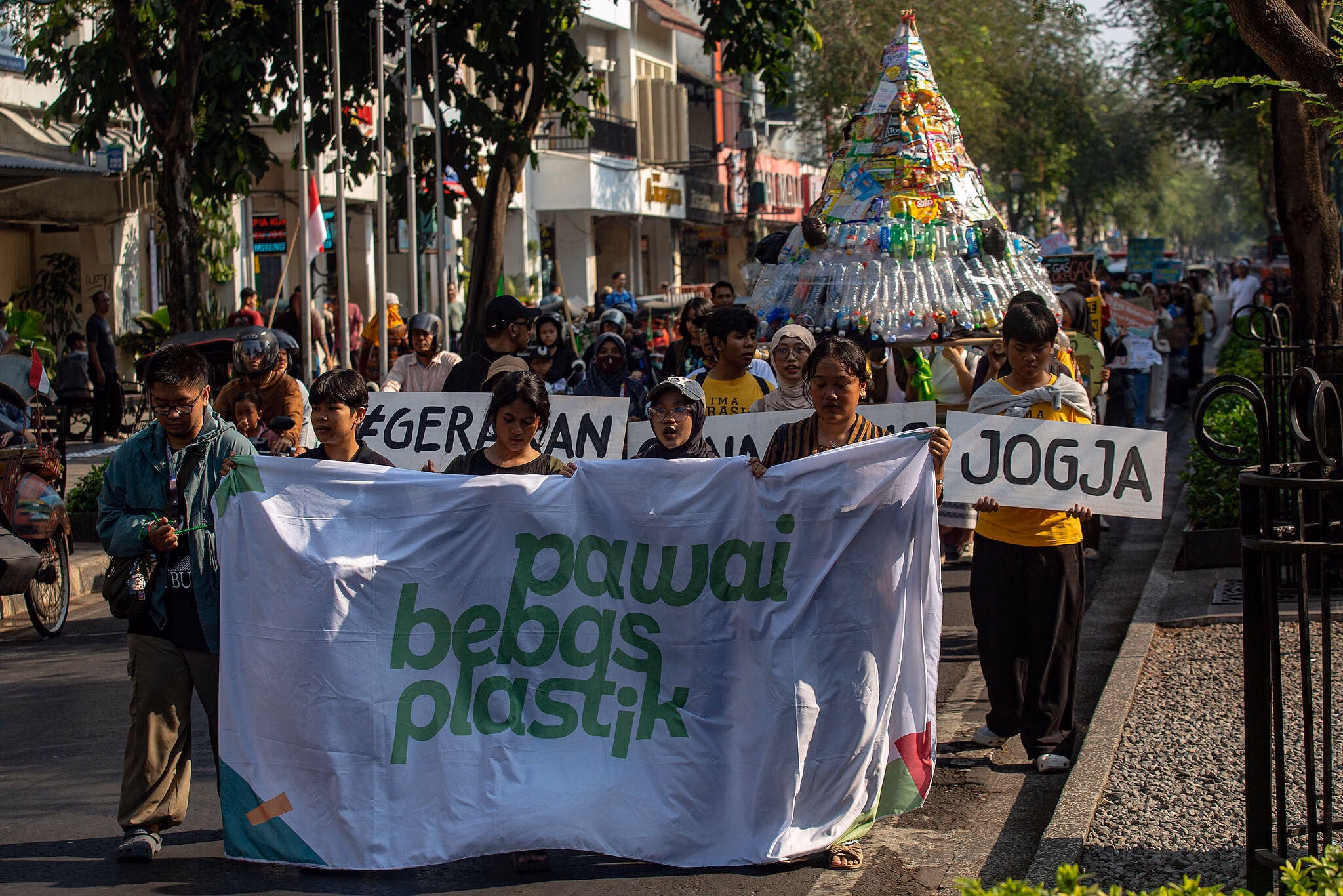 Menagih Komitmen Hulu di Tengah Tumpukan Sampah Yogyakarta