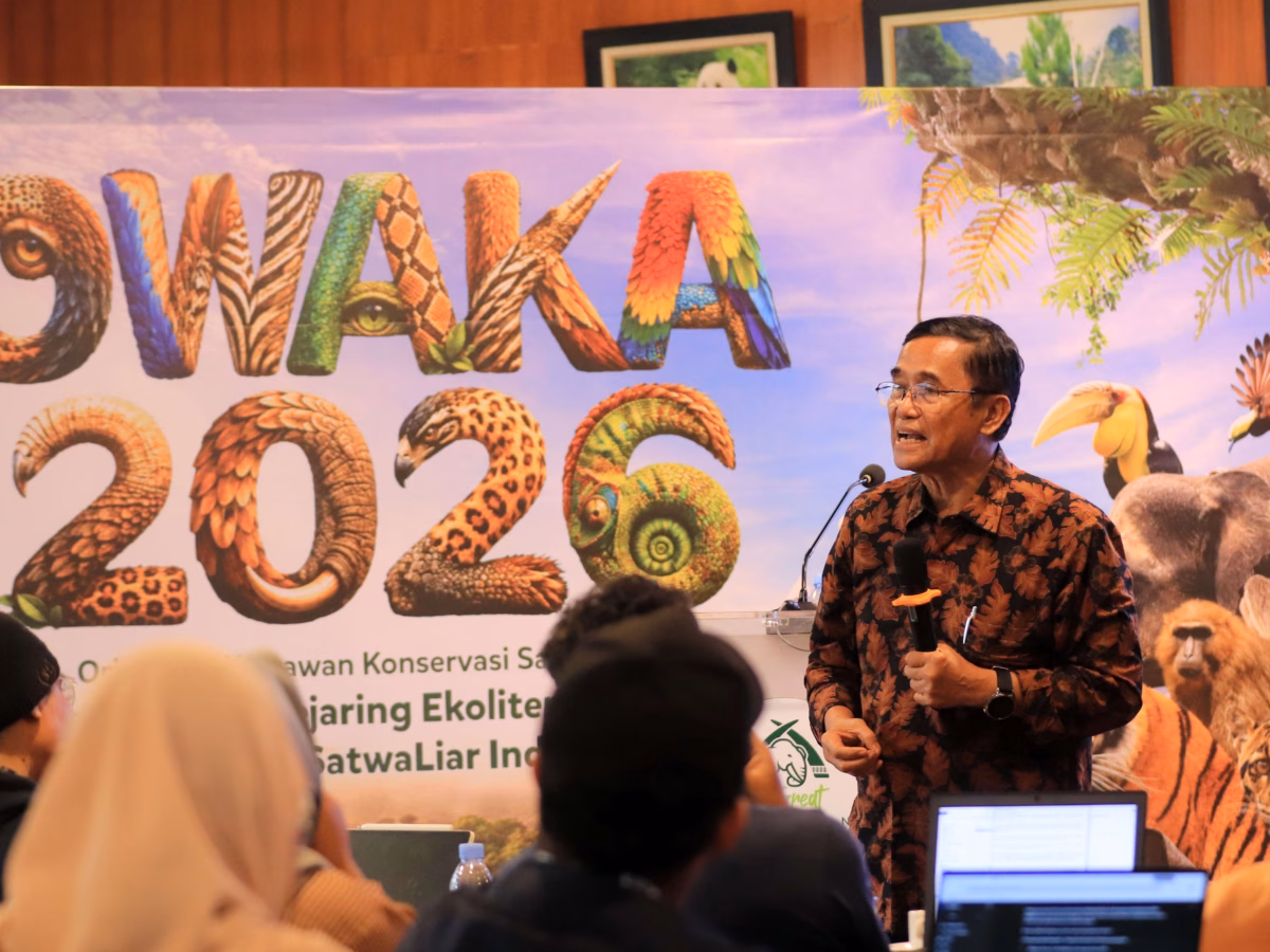 Guru Besar Biologi Konservasi pada Fakultas MIPA, Universitas Indonesia, Jatna Supriatna memaparkan konsep pengelolaan konservasi modern pada peserta Orientasi Wartawan Konservasi Satwa Liar (Owaka) di Taman Safari Indonesia, Bogor, Sabtu, 22 Agustus 2026. [Foto: Dokumentasi Foksi]