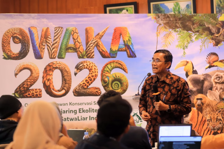 Guru Besar Biologi Konservasi pada Fakultas MIPA, Universitas Indonesia, Jatna Supriatna memaparkan konsep pengelolaan konservasi modern pada peserta Orientasi Wartawan Konservasi Satwa Liar (Owaka) di Taman Safari Indonesia, Bogor, Sabtu, 22 Agustus 2026. [Foto: Dokumentasi Foksi]