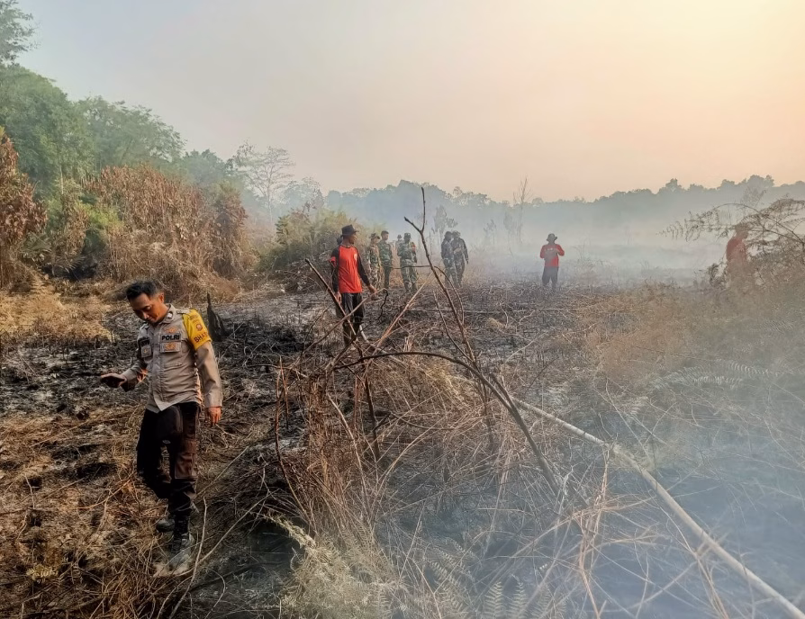Hingga penghujung Agustus, laju api telah melahap tak kurang dari 15 hektare lahan gambut di Desa Medan Mas, Kubu Raya, Kalimantan Barat.