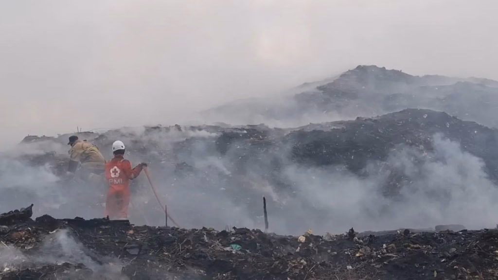 TPA adalah ekosistem buatan manusia yang menyimpan bahayanya. Di bawah timbunan sampah terperangkap gas metana yang mudah terbakar.