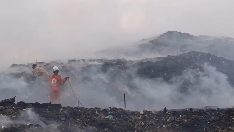 TPA adalah ekosistem buatan manusia yang menyimpan bahayanya. Di bawah timbunan sampah terperangkap gas metana yang mudah terbakar.
