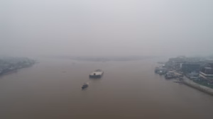 Kabut asap dampak kebaran hutan selimuti Palembang