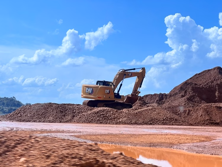 Bauksit Kalimantan Barat terus dikeruk untuk menyokong peradaban luar, sementara ruang hidup warga perlahan terkubur,