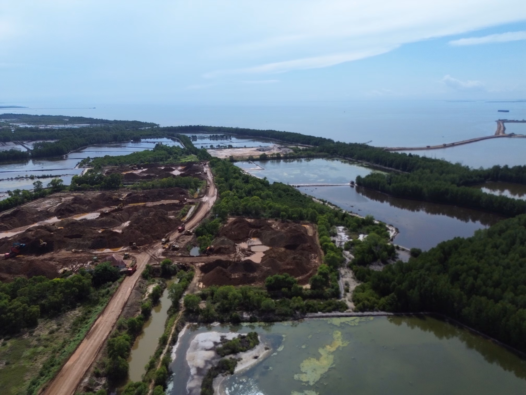 Dua desa terapung Torokeku dan Bungin Permai dikenal sebagai “Desa Dolar” karena rumput lautnya kini terpuruk akibat cemaran tambang nikel.